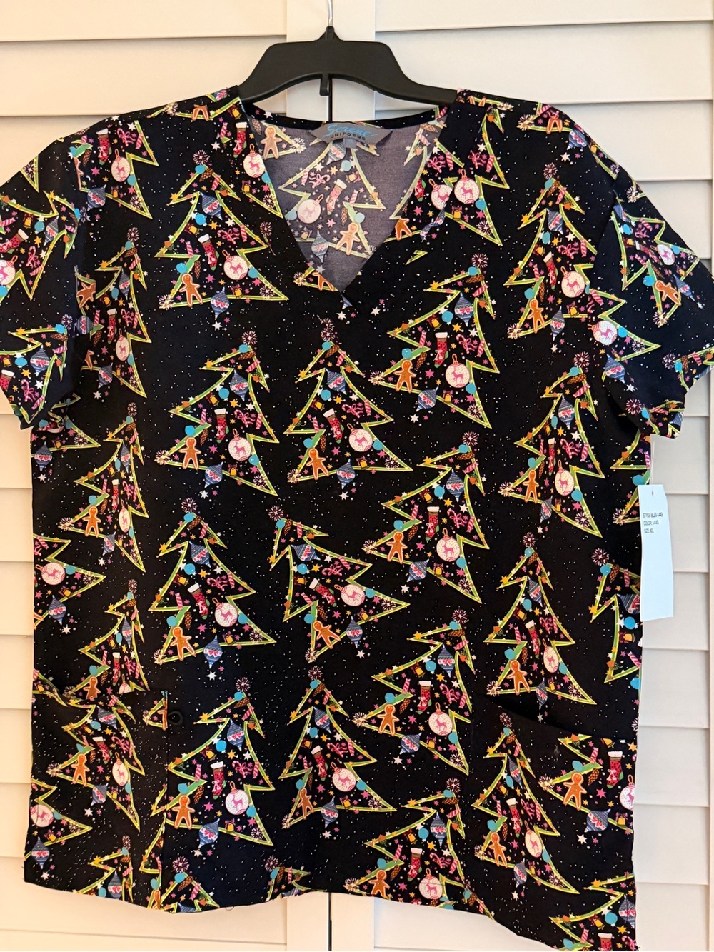 Women's V-Neck Short Sleeve Holiday Tree Print Top - Black Uniform Sparkle